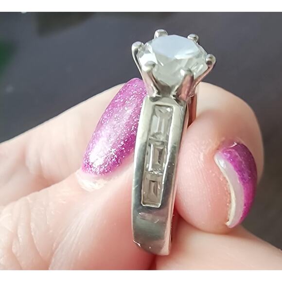 Elegant Sterling Silver Ring with Cubic Zirconia Gemstones - Size US 6 - Picture 7 of 8